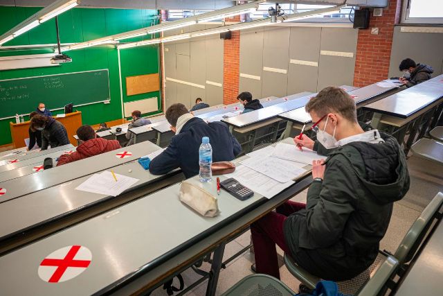 Varios universitarios realizan un examen, el pasado mes de enero.