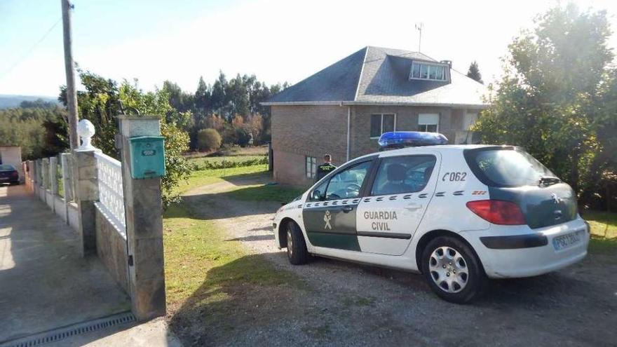 La Guardia Civil durante la inspección de una de las casas asaltadas en San Fiz.