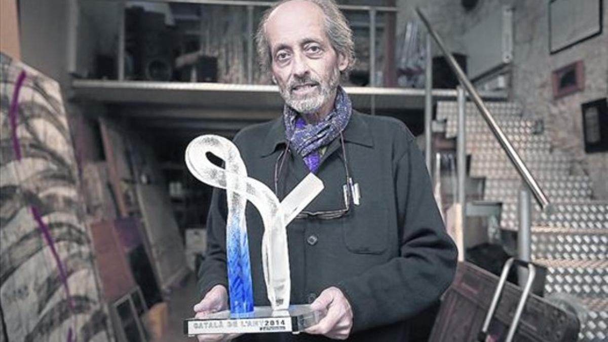 Ricard Vaccaro sostiene la escultura de la edición del 2015 del Català del Any.