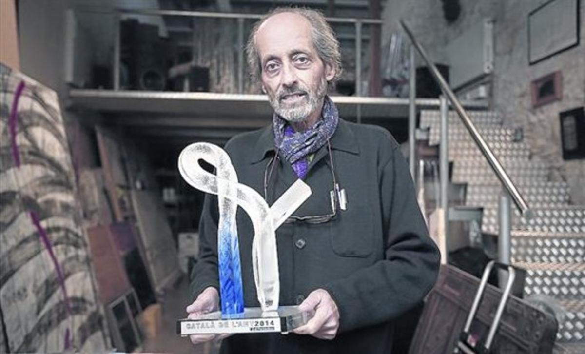 L’obra 8 Ricard Vaccaro sosté l’escultura del Català de l’Any, la setmana passada al seu taller. L’obra 8 Ricard Vaccaro sosté l’escultura del Català de l’Any, la setmana passada al seu taller.
