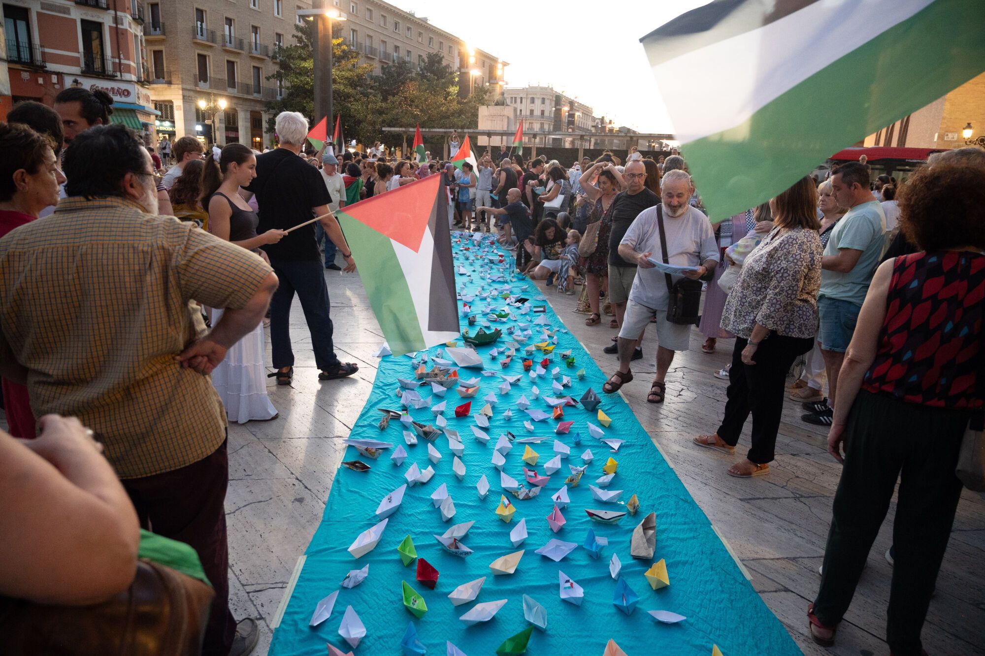 En imágenes | Decenas de barcos de papel surcan la plaza de La Seo para solidarizarse con la flotilla a Gaza