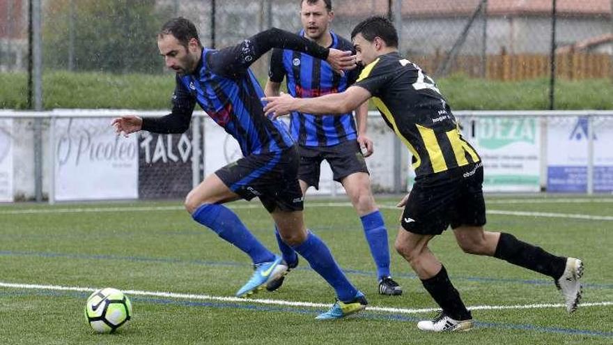 Matías, en una jugada del partido de ayer. // Bernabé/Javier Lalín