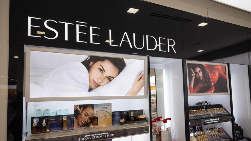 Estée Lauder gana 298 millones de dólares hasta el tercer trimestre, en plena fusión con Puig