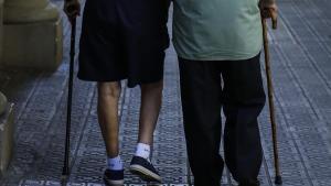 Dos ancianos pasean por la calle.