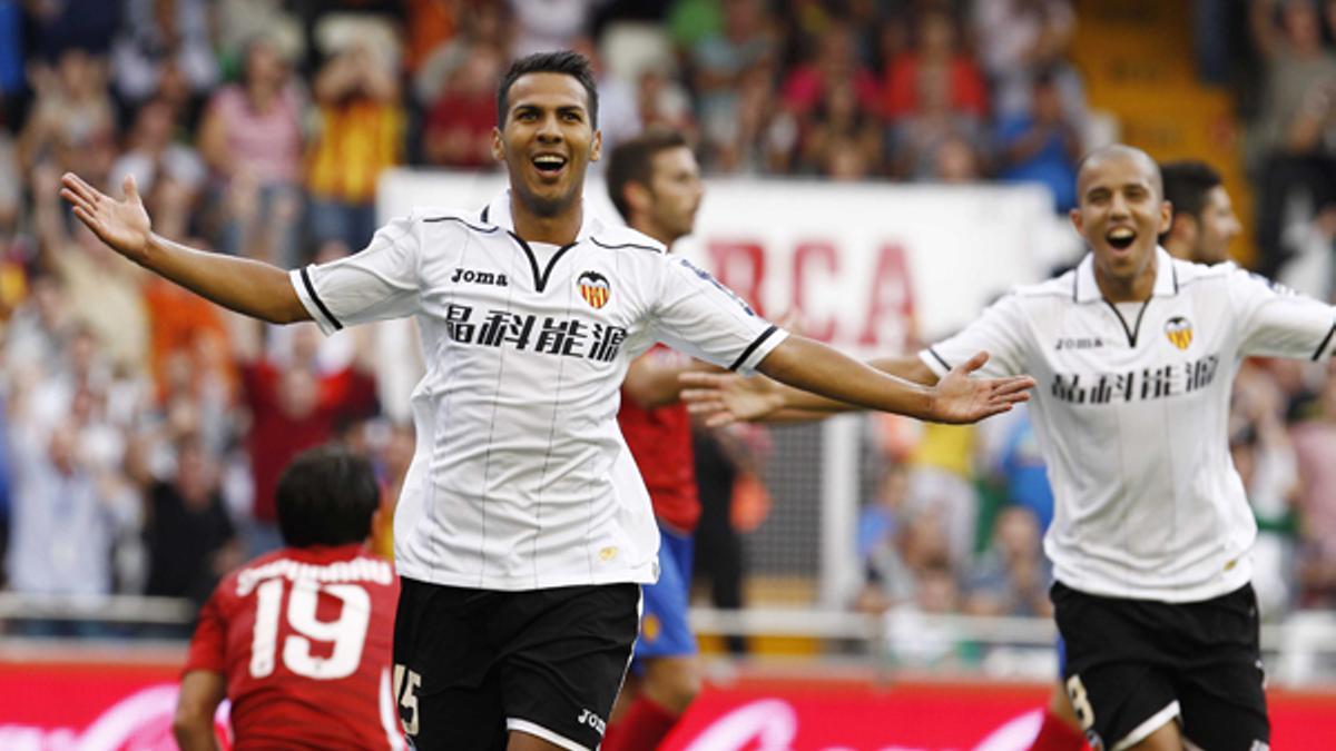 Jonathan Viera, celebrando un gol con el Valencia CF