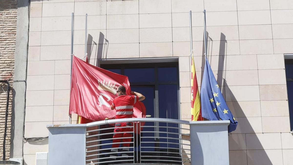 Las banderas del Ayuntamiento de Zuera, este viernes a medio asta por el fallecimiento del alcalde, Luis Zubieta.