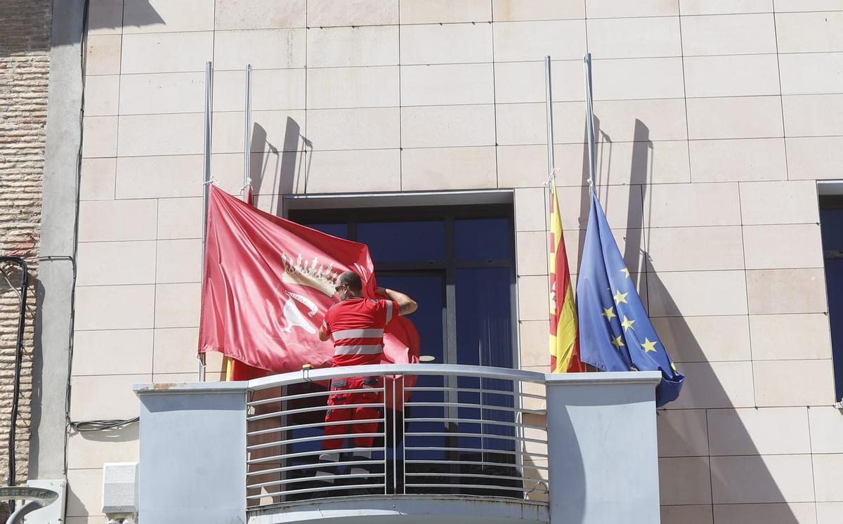 Las banderas del Ayuntamiento de Zuera, este viernes a medio asta por el fallecimiento del alcalde, Luis Zubieta.