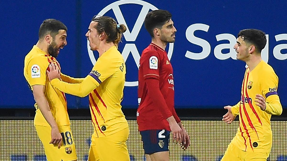 Griezmann y Pedri acuden a felicitar a Jordi Alba tras el gol del lateral.