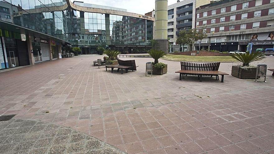 La plaça Miquel Santaló a primera hora de la tarda d&#039;ahir.