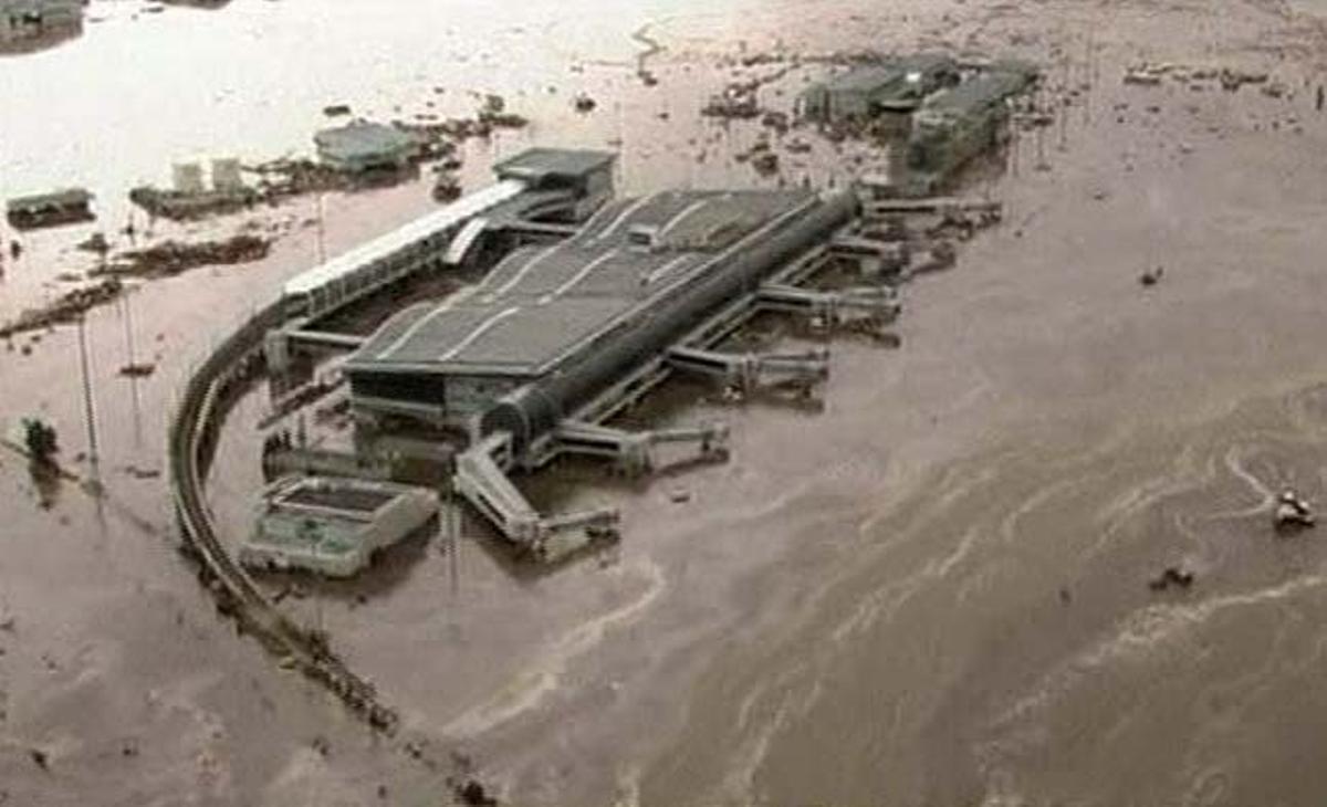 Després de l’impacte de l’onada gegant de fins a 10 metres d’altura provocada pel terratrèmol, l’aigua inunda l’aeroport de Sendai, a la prefectura de Miyagi, al Japó. Després de l’impacte de l’onada gegant de fins a 10 metres d’altura provocada pel terratrèmol, l’aigua inunda l’aeroport de Sendai, a la prefectura de Miyagi, al Japó.