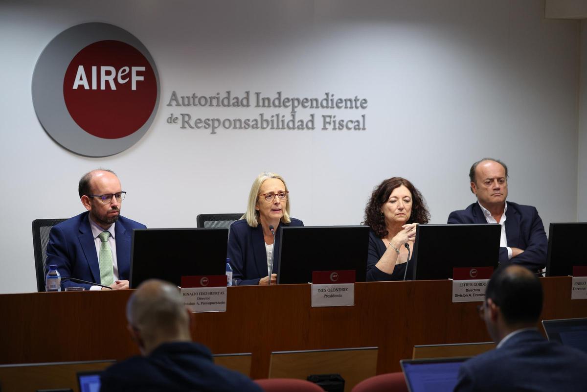 Director de la división de Análisis Presupuestario, Ignacio Fernández-Huertas; presidenta de la AIReF, Inés Olondriz; directora de la división de análisis económico, Esther Gordo: Informe sobre los presupuestos iniciales de las AAPP 2026 de la AIReF.
