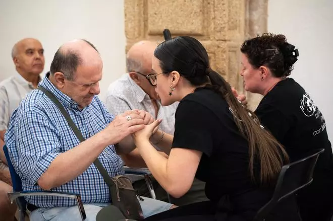 Extremadura pone voz en Cáceres a la realidad de la sordoceguera: "Es una discapacidad única"