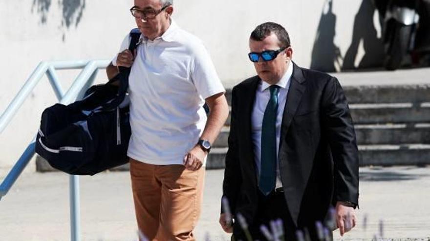 Torres (a l&#039;esquerra), entrant a la presó acompanyat del seu advocat.