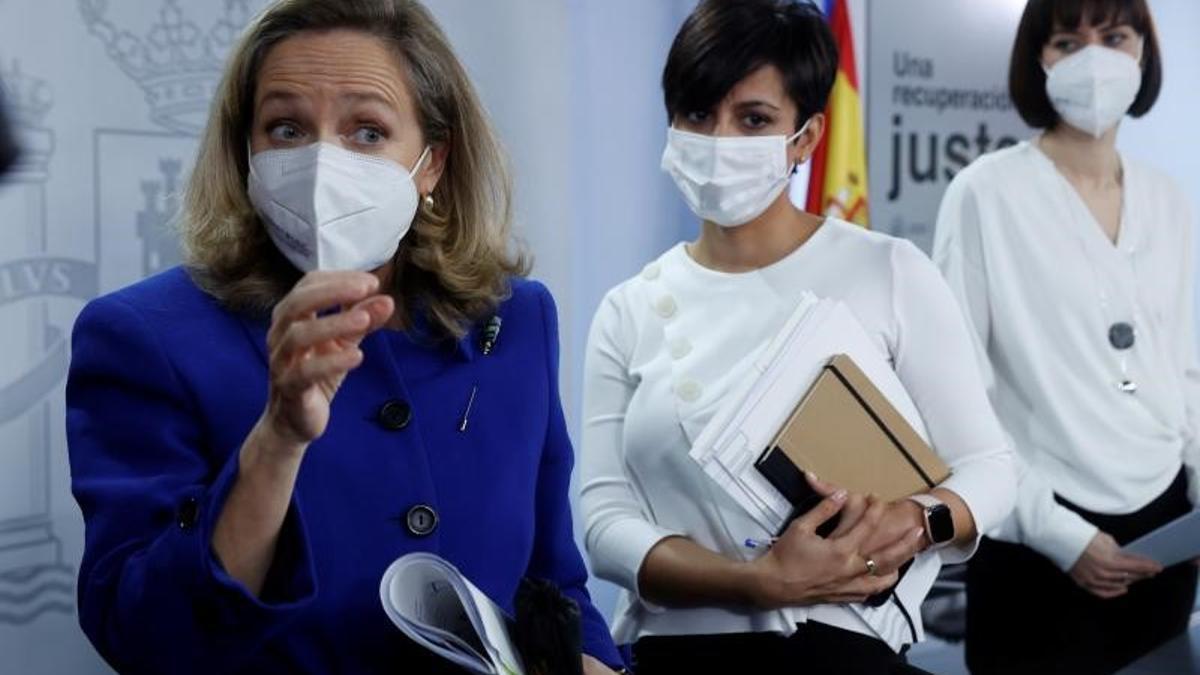 La vicepresidenta primera, Nadia Calviño (en primer plano), junto a las ministras de Política Territorial y Ciencia, Isabel Rodríguez y Diana Morant, al término de la rueda de prensa posterior al Consejo de Ministros de este 30 de noviembre de 2021, en la Moncloa.