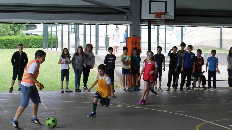 Alumnos del colegio de La Fresneda participando, ayer, en las jornadas deportivas del centro.