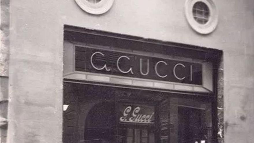 Guccio y Rodolfo Gucci, su primogénito, en el primer local de la firma en Florencia, Italia.