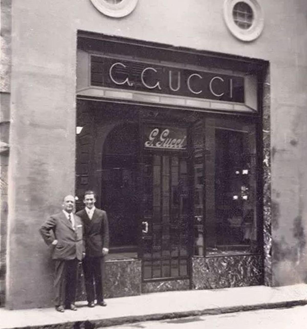 Guccio y Rodolfo Gucci, su primogénito, en el primer local de la firma en Florencia, Italia.