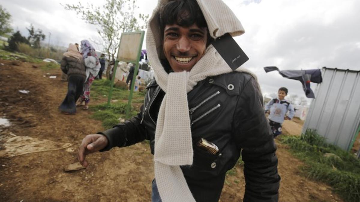 Un refugiado sirio, con una bufanda con la etiqueta de Zara, en un campo al norte del Líbano, este miércoles.