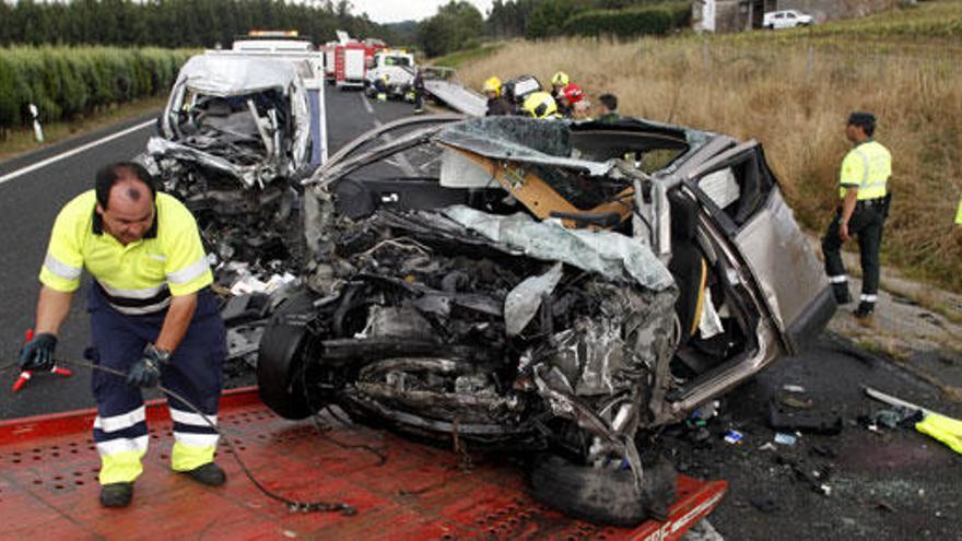 Restos de un accidente mortal en A Coruña, el sábado.