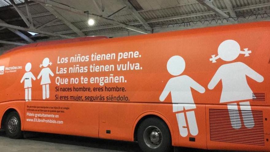 Polèmica per un bus que circula amb un missatge en contra de la transsexualitat