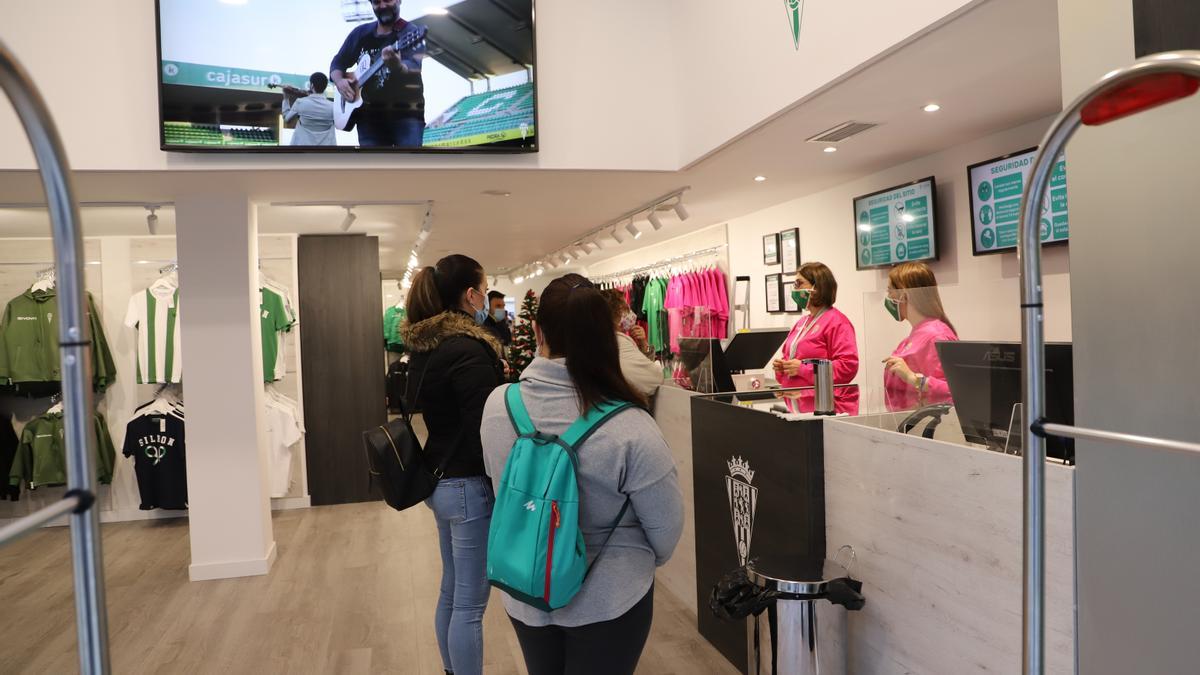 Tienda oficial del Córdoba CF, situada en la calle Cruz Conde.