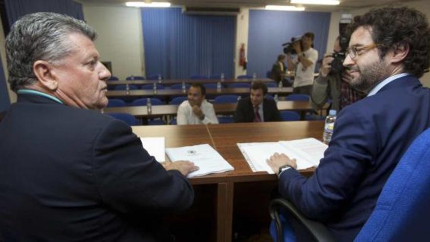 Valentín Botella, presidente del Hércules, junto al consejero Luis Berenguer minutos antes de comenzar la junta de accionistas.