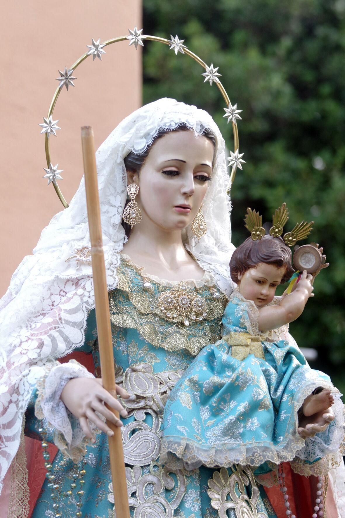 Traslado con antorchas de la Virgen de las Cañas a la parroquia de Nuestra Señora de los Dolores, en el Puerto de la Torre