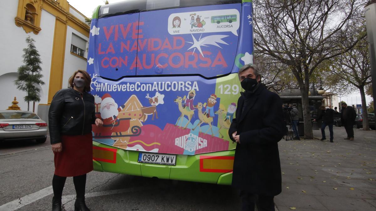 Eva Contador y Miguel Ángel Torrico presentan el programa municipal de actividades de Navidad para mayores.
