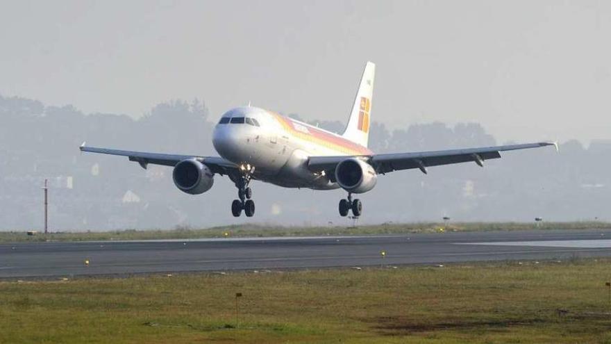 Un avión durante su aterrizaje en el aeropuerto de Alvedro este verano.