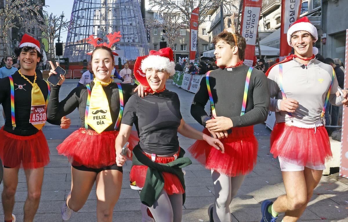 Loca carrera de Navidad: la San Silvestre colorea Vigo