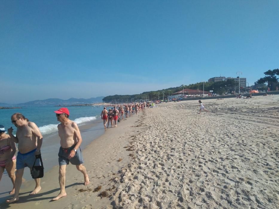 Los bañistas vuelven a Samil pese a que se desacon