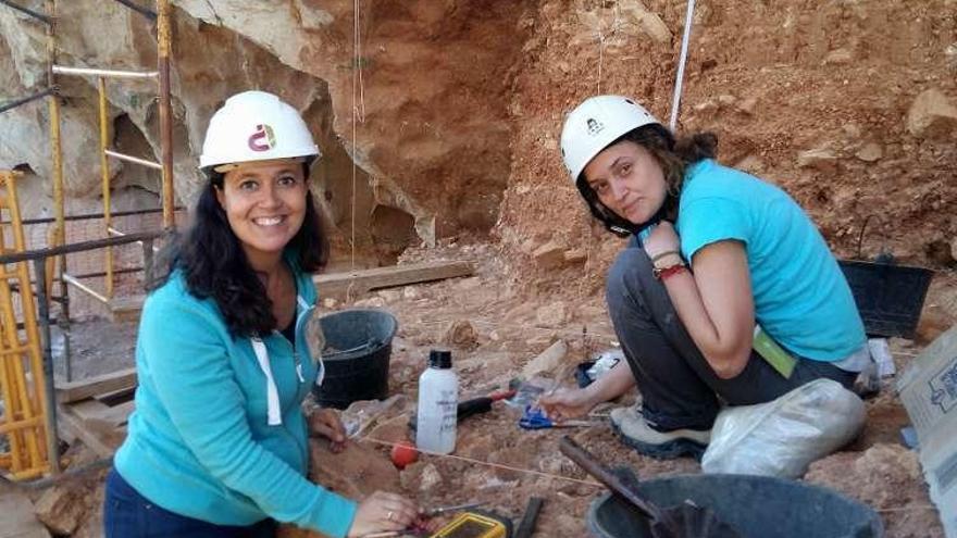 María Martinón (izqda.), durante esta excavación en Atapuerca.