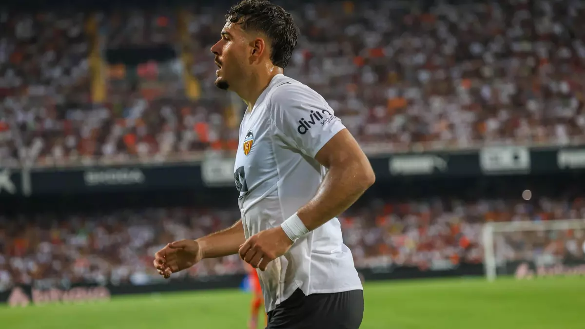 Ugrinic deja sus primeras pinceladas en Mestalla en el empate ante la Real Sociedad