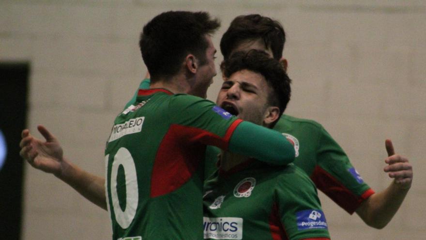 Los jugadores del Euronics Caja Rural celebran un gol.