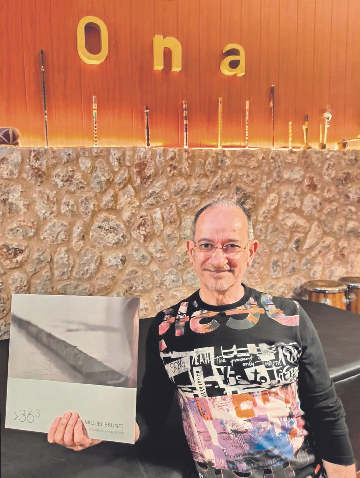 Miquel Brunet con un ejemplar del disco
