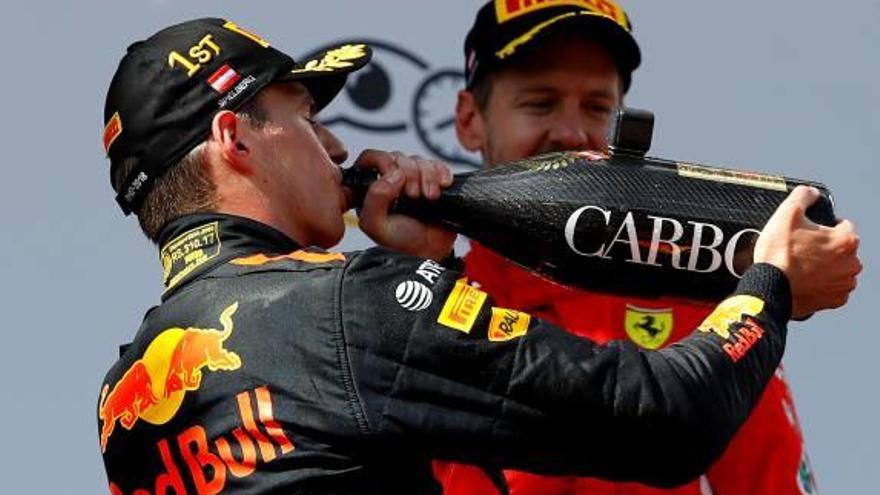 Verstappen celebra el triomf bevent xampany davant de Vettel