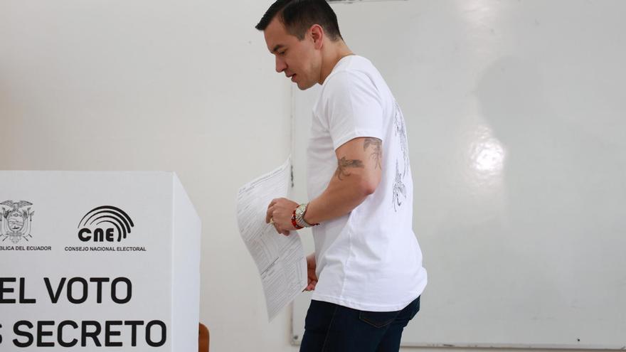 Noboa pierde el referéndum para redactar una nueva Constitución y para instalar en Ecuador de una base militar de EEUU