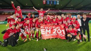 Albert Capellas y sus jugadores, al final del partido contra Finlandia