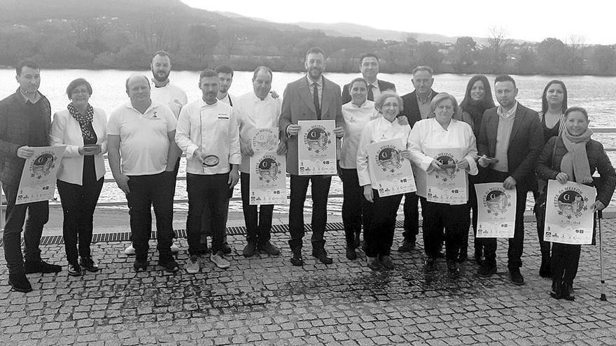 Representantes de los seis restaurantes que servirán la angula en la &quot;Festa do Meixón&quot; junto a miembros del gobierno local. // DBM