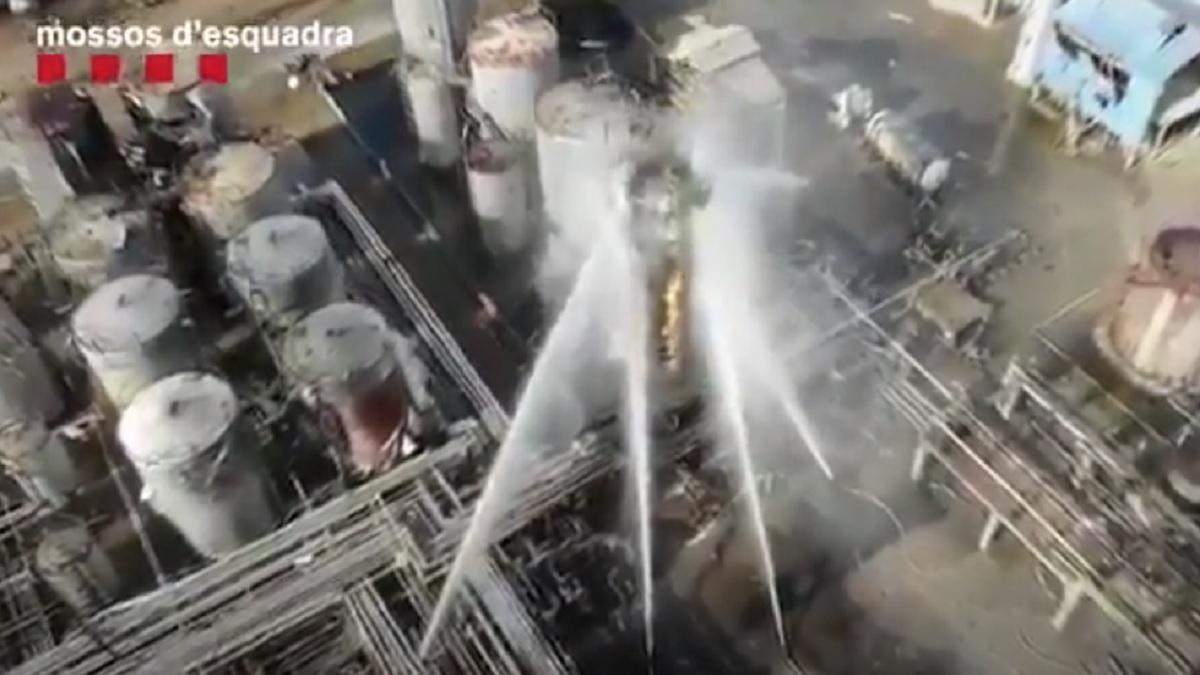 Imágenes en dron de la zona afectada por la explosión de la petroquímica de Tarragona.