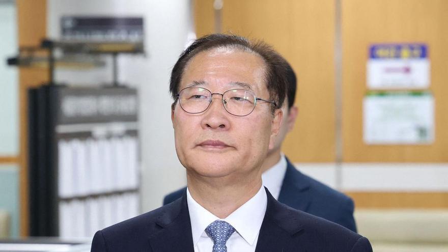 Koreas före detta justitieminister dömd till 25 års fängelse för krigslagar