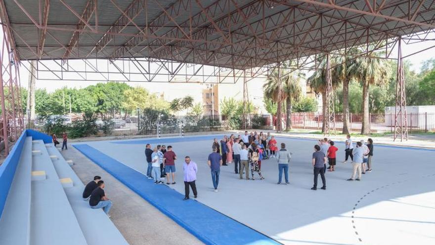 Las instalaciones deportivas de Los Palmerales, inauguradas ayer tras una reforma integral, con la presencia municipal y de la atleta paralímpica ilicitana Desirée Segarra. | ÁXEL ÁLVAREZ