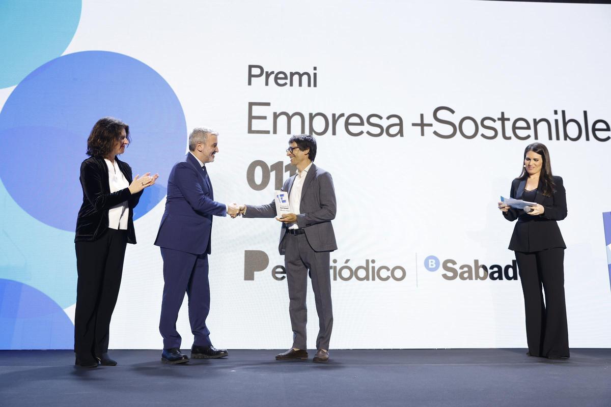 Jaume Collboni entrega el premio Empresa +Sostenible a 011h. Recoge el galardón Lucas Carné, cofundador de la empresa.