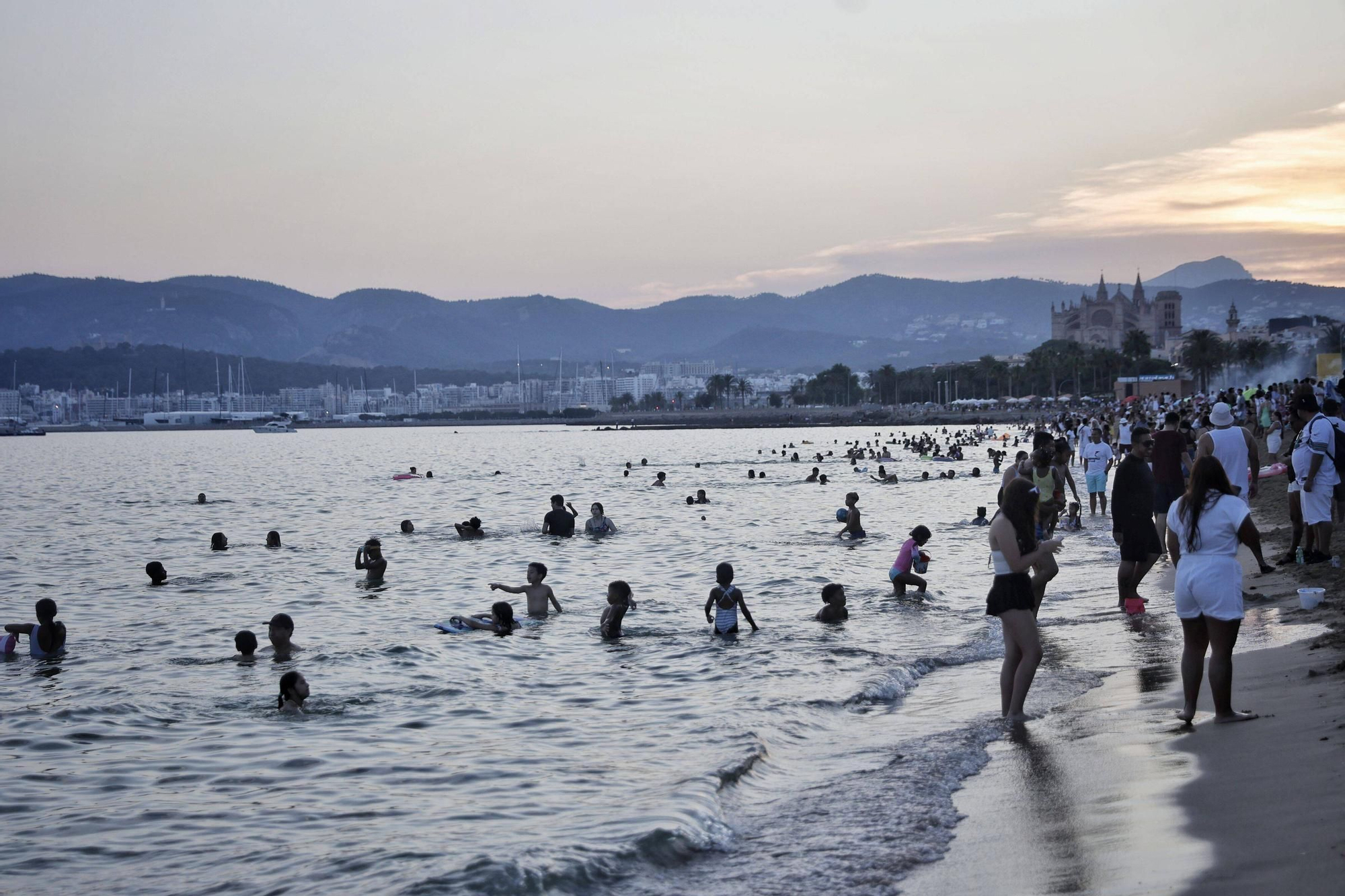 Palma disfruta de su noche más mágica del año con Sant Joan