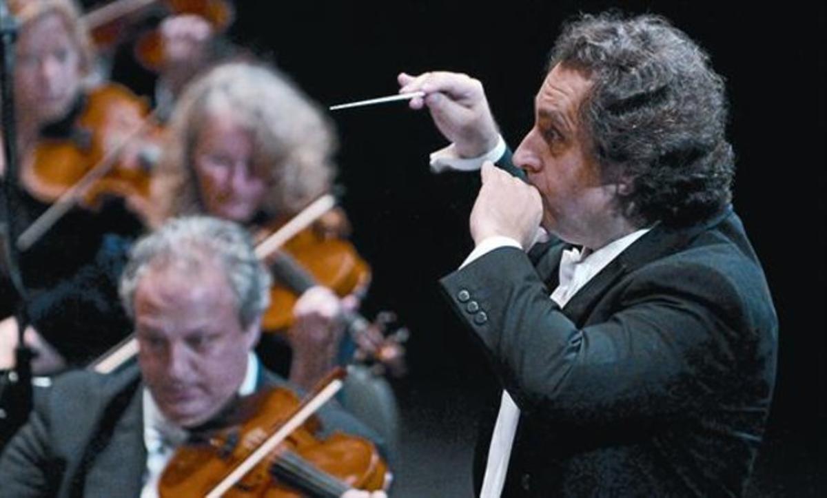Josep Pons dirigeix els músics del Liceu, en el concert dedicat a Szymanowski, el novembre passat.