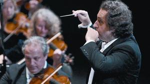 Josep Pons, en un concierto con los músicos de la su orquesta, la Simfònica del Gran Teatre del Liceu.