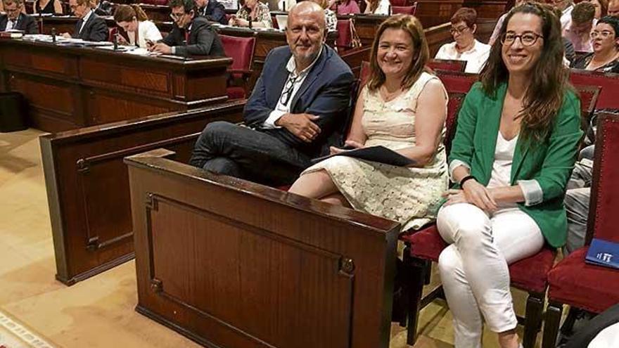 Ensenyat, Garrido y Espeja ayer en el pleno del Parlament.