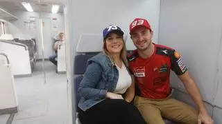 Aficionados de todo el mundo eligen el Cercanías para ir a Cheste: "Es muy práctico"