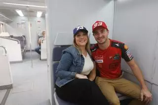 Moteros en tren para el GP de Cheste