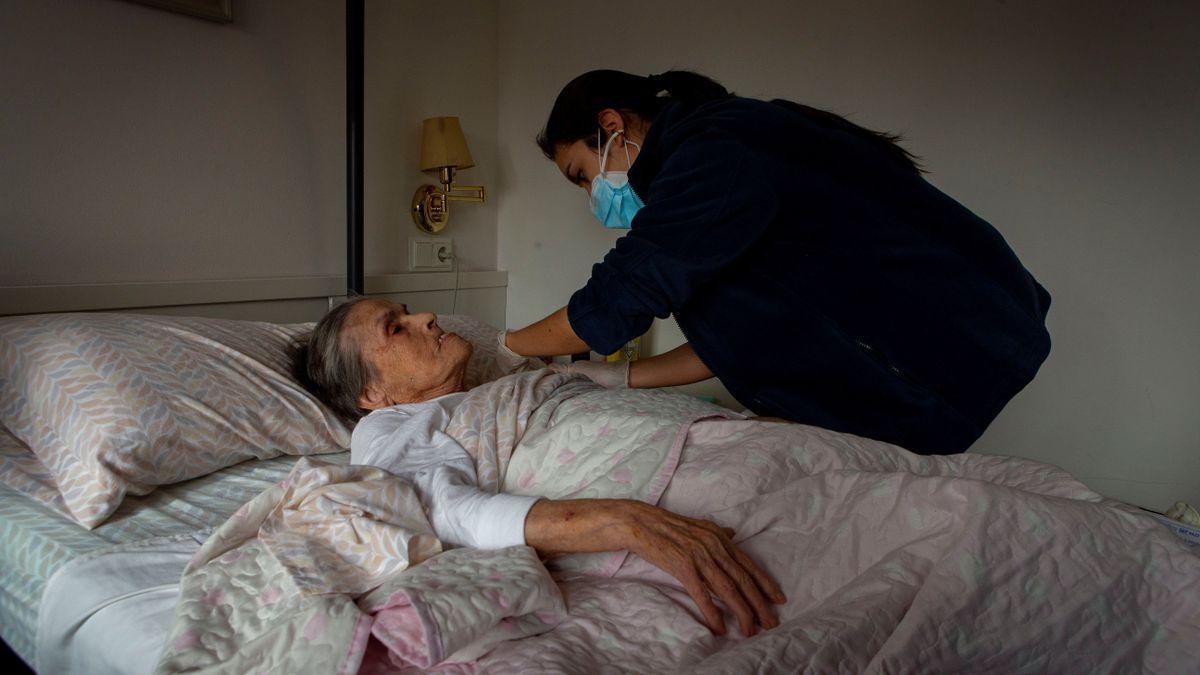 Una mujer recibe la vacuna contra el covid, en una imagen de achivo.